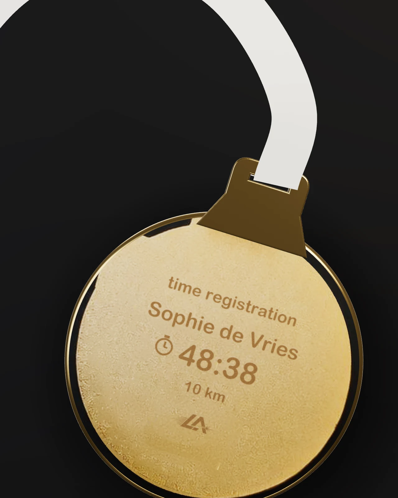Medaille gegraveerd met naam, finishtijd 48:38 en 10 km, met wit LaserAlot-lint