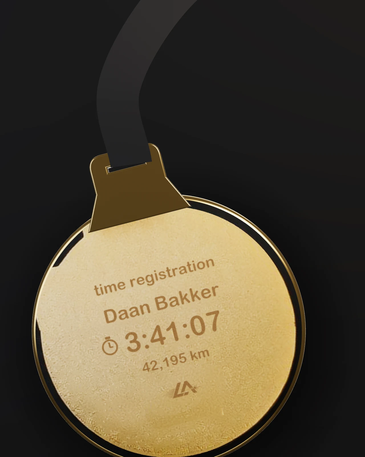 Medaille gegraveerd met naam, finishtijd 3:41:07 en 42,195 km, met zwart lint